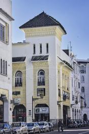 Image du Maroc Professionnelle de  L’architecture du début du XXème siècle sur le boulevard Mohamed V, l'un des plus anciens de "Casablanca". De nombreux architectes internationaux, et surtout des français, qui se sont inspirés des courants des Art Nouveau en vogue en Europe et particulièrement des Art Déco en y ajoutant des caractéristiques locales tel que, stucs, sculptures ou de zelliges, visible sur les façades des immeubles construits pour les colons à Casablanca. Le fameux bâtiment de " Maroc-Soir "  Art nouveau style « Néo-Mauresque » une œuvre de l'architecte français Marius Boyer, , Dimanche 11 Janvier 2009. (Photo / Abdeljalil Bounhar)